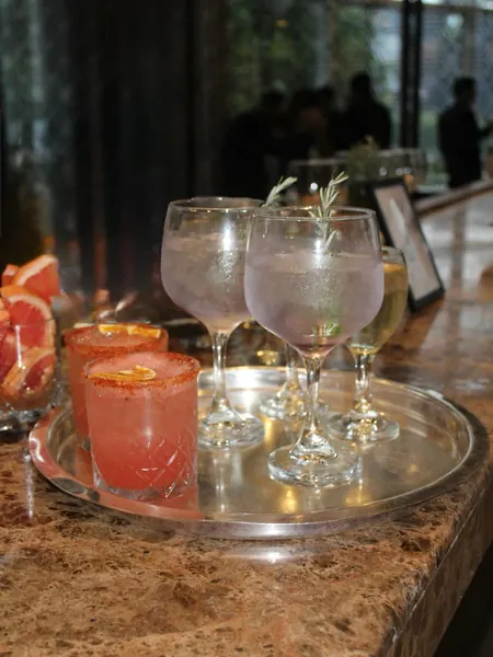 Charola con cocteles