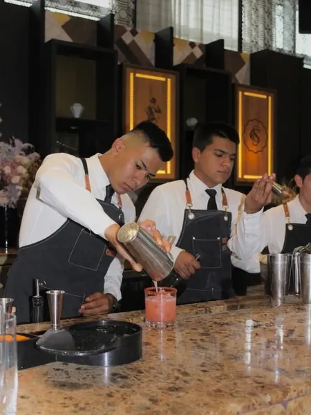 Bartenders sirviendo bebidas
