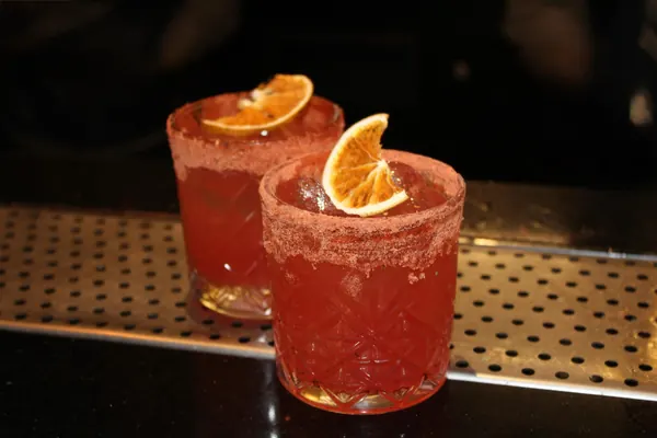 Dos cocteles rojos