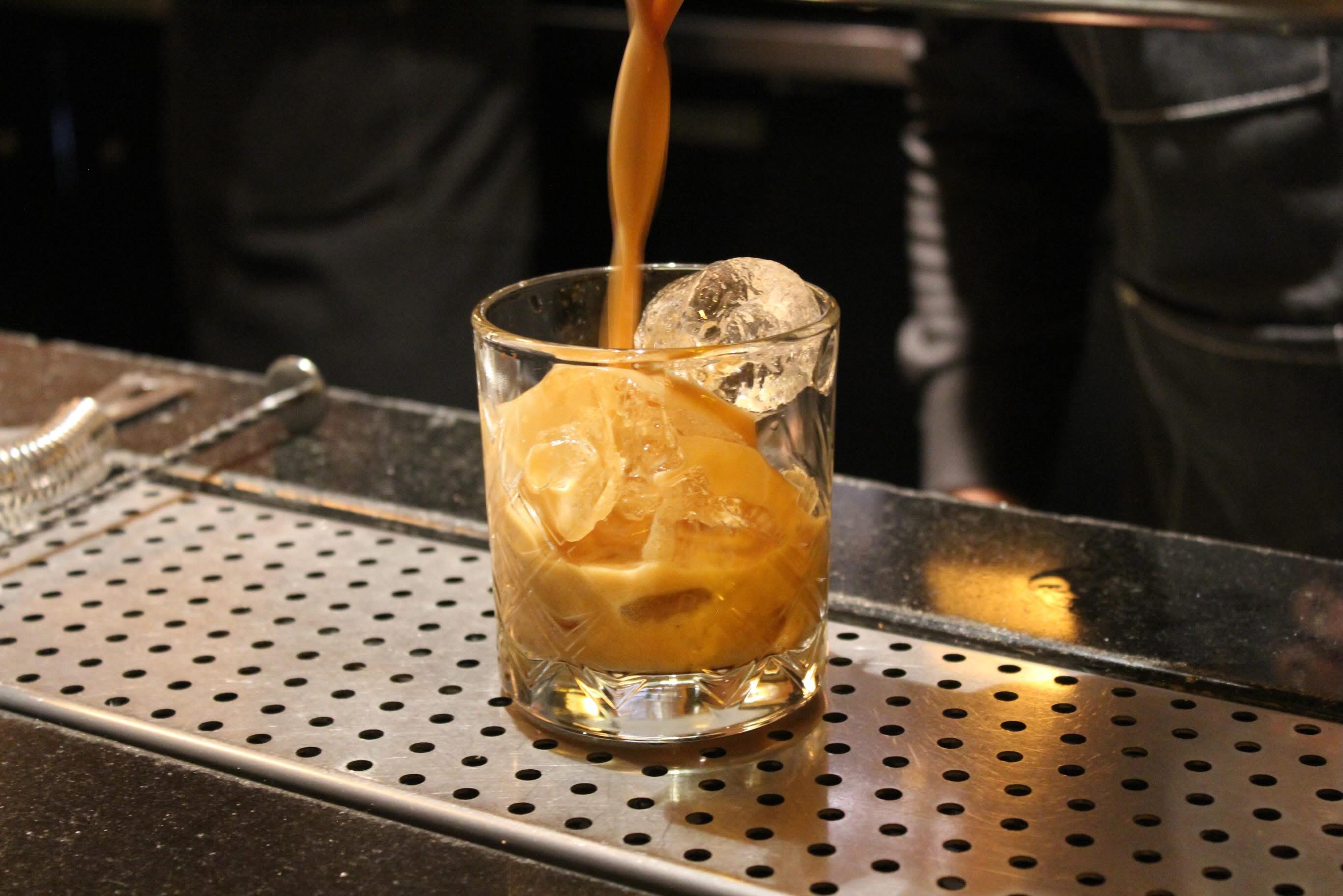 Coctel servido en barra profesional